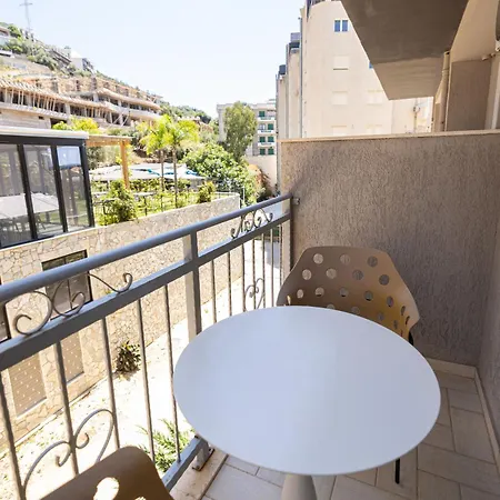 Sunflower Apartment *
